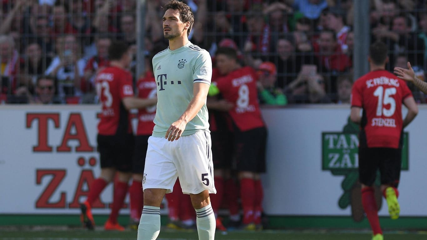 Enttäuscht: Bayern-Star Mats Hummels ist konsterniert, die Freiburger jubeln.