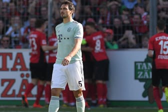 Enttäuscht: Bayern-Star Mats Hummels ist konsterniert, die Freiburger jubeln.