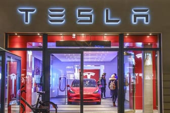 Tesla Showroom: Der Elektroauto-Produzent erntet Kritik, weil Daten in den Fahrzeugen unverschlüsselt gespeichert werden.