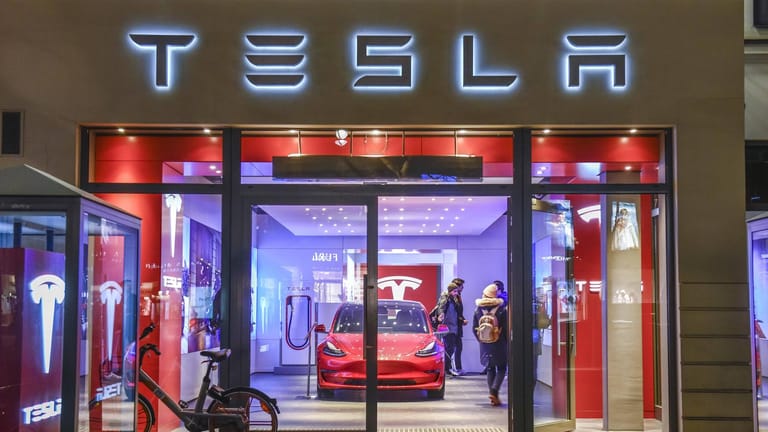Tesla Showroom: Der Elektroauto-Produzent erntet Kritik, weil Daten in den Fahrzeugen unverschlüsselt gespeichert werden.