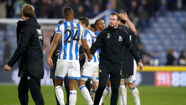 Trainer Jan Siewert (r) steht mit seinem Team Huddersfield Town als erster Absteiger der Premier League fest. Trainer Jan Siewert (r) steht mit seinem Team Huddersfield Town als erster Absteiger der Premier League fest.