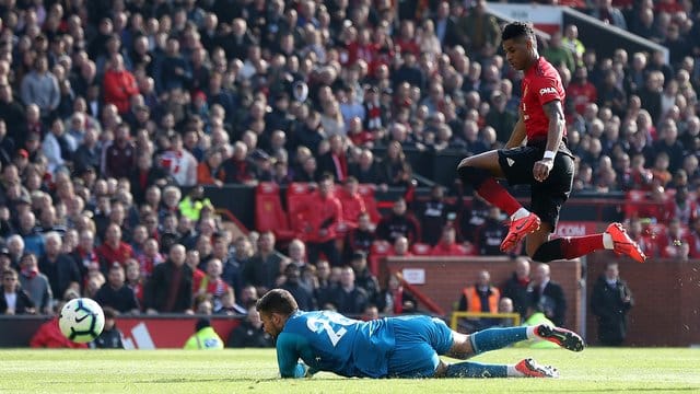 Manchesters Marcus Rashford (r) erzielt das erste Tor seiner Mannschaft gegen den FC Watford. Manchesters Marcus Rashford (r) erzielt das erste Tor seiner Mannschaft gegen den FC Watford.