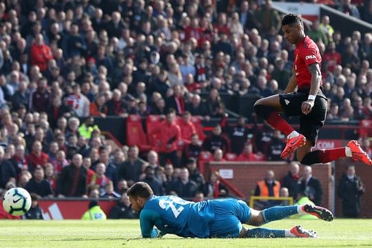 Manchesters Marcus Rashford (r) erzielt das erste Tor seiner Mannschaft gegen den FC Watford.