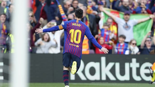 Barcelonas Lionel Messi jubelt, nachdem er das erste Tor für seine Mannschaft erzielt hat. Barcelonas Lionel Messi jubelt, nachdem er das erste Tor für seine Mannschaft erzielt hat.