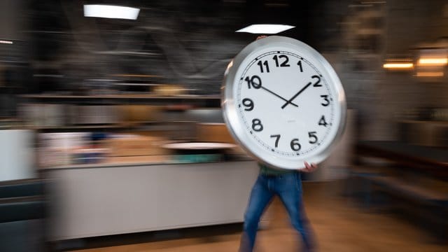 In Deutschland werden die Uhren in der Nacht zu Sonntag auf Sommerzeit umgestellt. In Deutschland werden die Uhren in der Nacht zu Sonntag auf Sommerzeit umgestellt.
