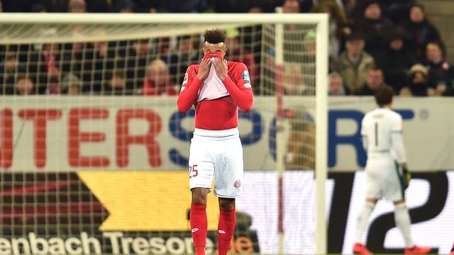 Jean-Philippe Gbamin stand aufgrund eines Fehlverhaltens nicht im Kader für das Bundesliga-Spiel bei Werder Bremen. Jean-Philippe Gbamin stand aufgrund eines Fehlverhaltens nicht im Kader für das Bundesliga-Spiel bei Werder Bremen.