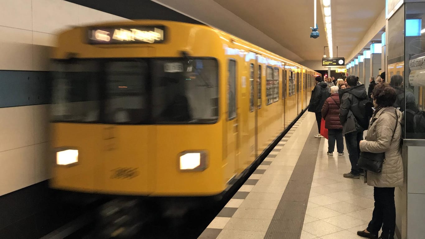Eine U-Bahn der Linie 6: In Berlin hat eine Frau nach einem Streit eine Gruppe angegriffen. Zwei Menschen wurden dabei schwer verletzt. (Symbolfoto)