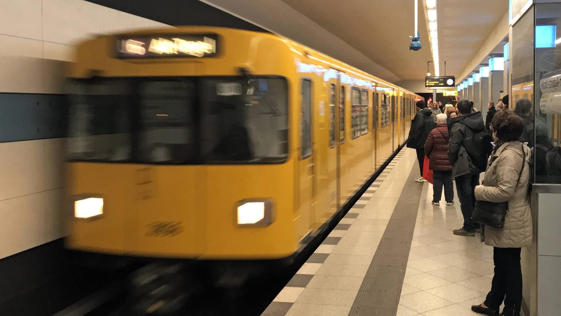 Eine U-Bahn der Linie 6: In Berlin hat eine Frau nach einem Streit eine Gruppe angegriffen. Zwei Menschen wurden dabei schwer verletzt. (Symbolfoto)