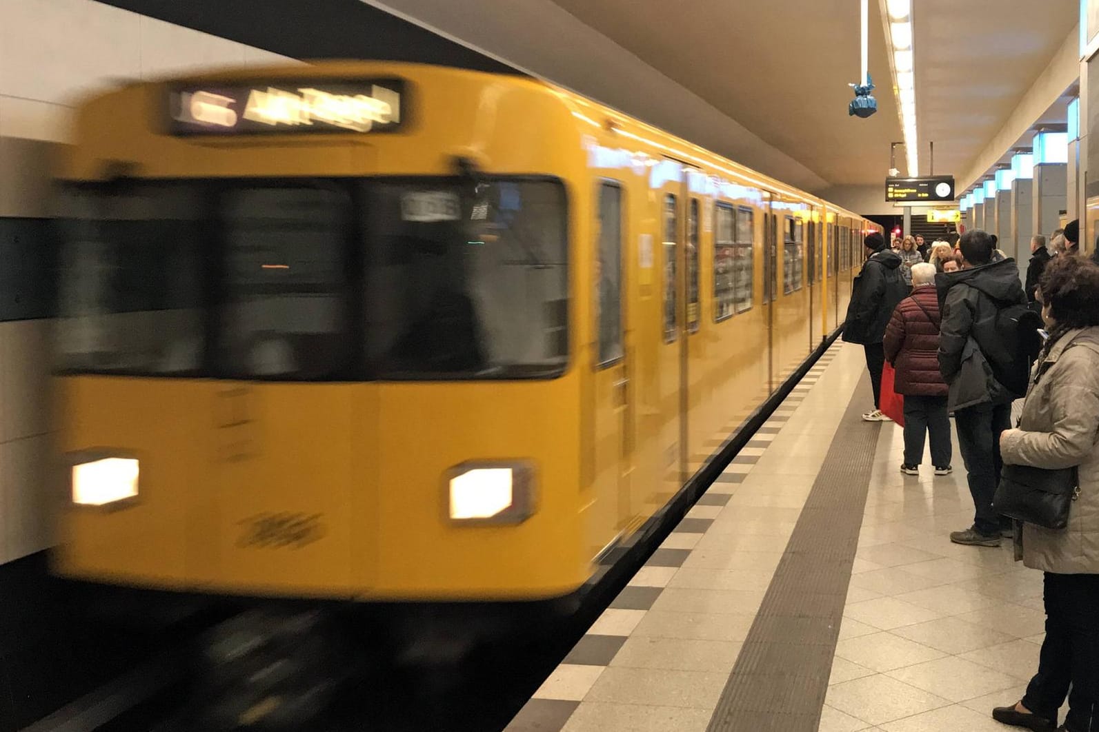 Eine U-Bahn der Linie 6: In Berlin hat eine Frau nach einem Streit eine Gruppe angegriffen. Zwei Menschen wurden dabei schwer verletzt. (Symbolfoto)