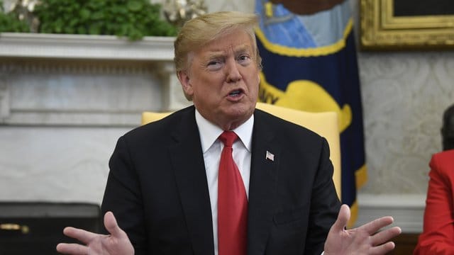 Trump hatte damit eine von seinem Vorgänger Barack Obama erlassene Sperre aufgehoben. Trump hatte damit eine von seinem Vorgänger Barack Obama erlassene Sperre aufgehoben.