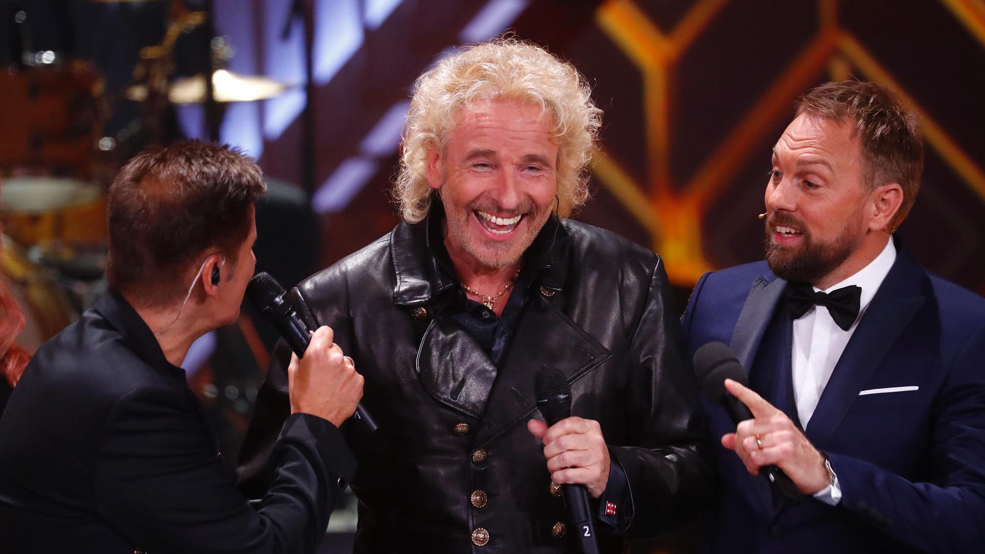 Auf der Bühne der Goldenen Kamera: Hartmut Engler, Thomas Gottschalk und Steven Gätjen.