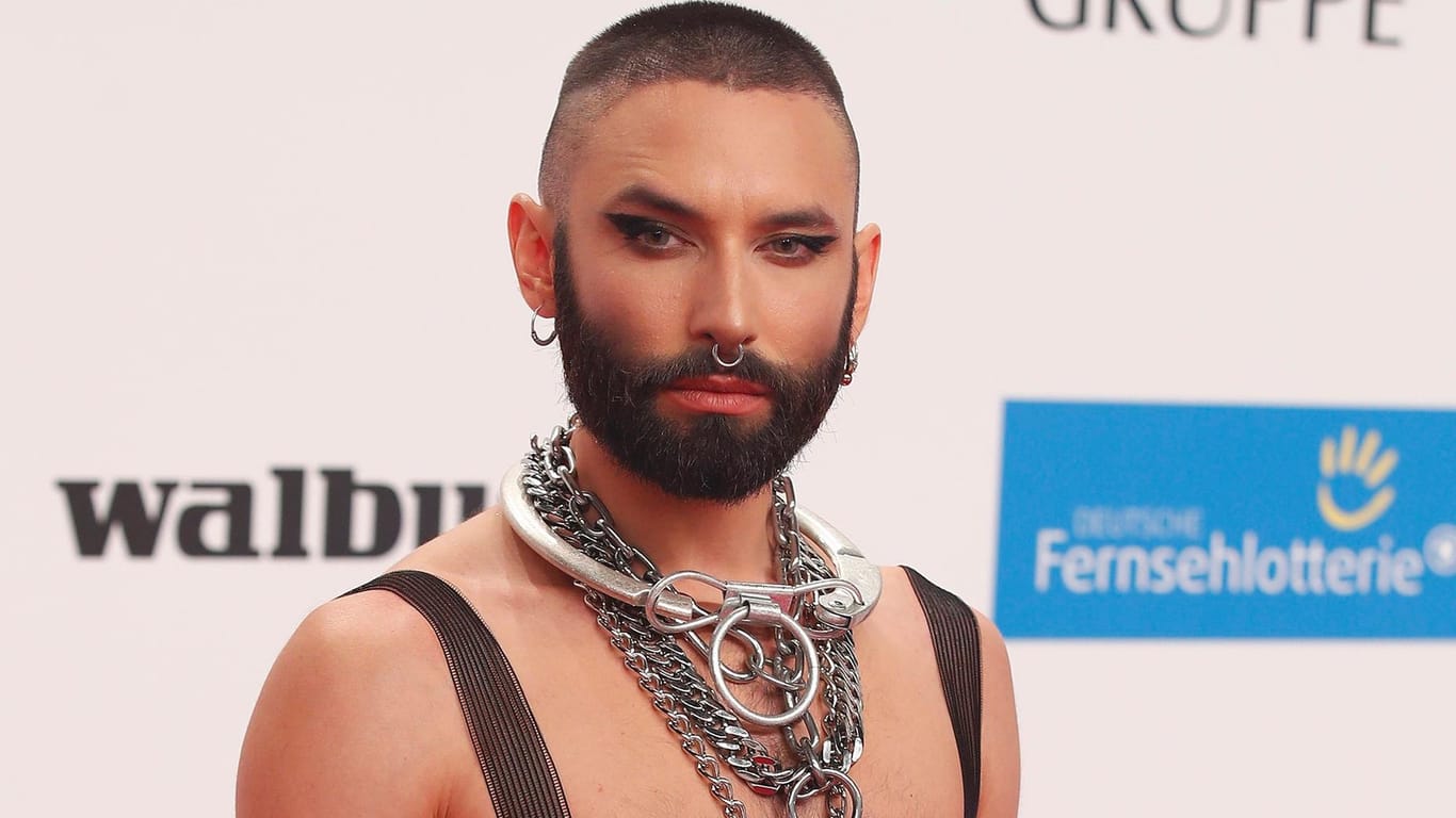 Conchita Wurst: Der Travestiekünstler wählte für die Preisverleihung einen ungewöhnlichen Look.