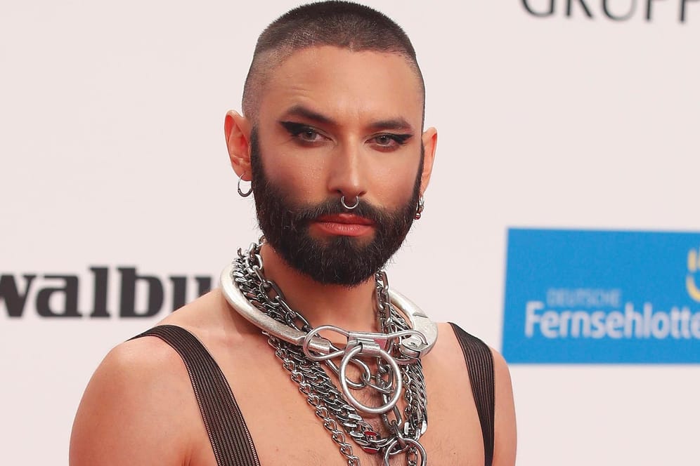 Conchita Wurst: Der Travestiekünstler wählte für die Preisverleihung einen ungewöhnlichen Look.