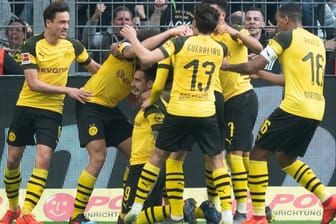 Dortmunds Paco Alcácer (knieend) wird von seinen Mitspielern für seinen späten Treffer zum 1:0 gefeiert.