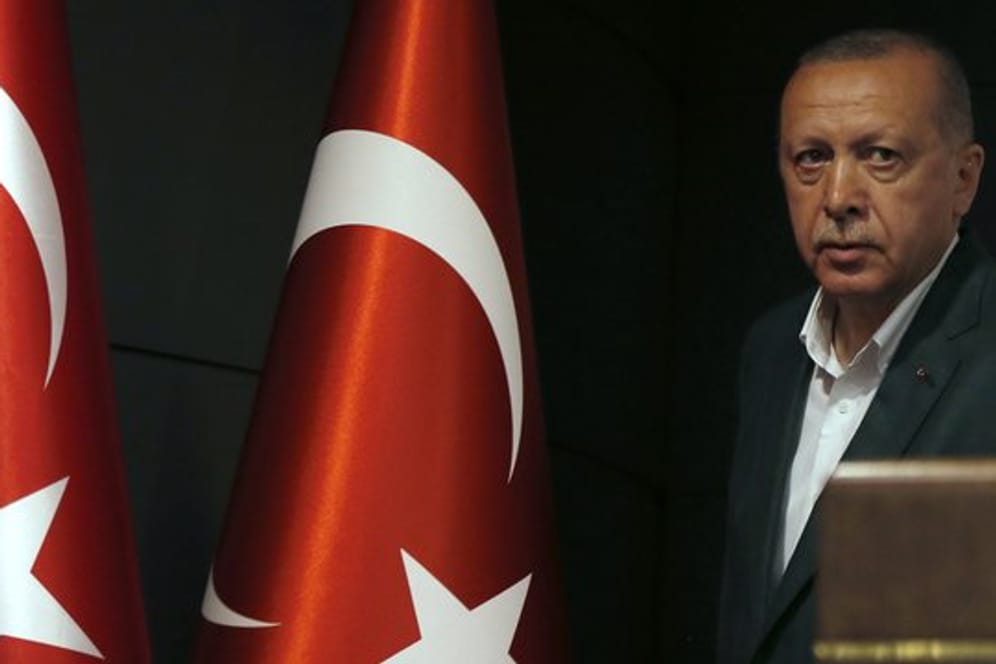 Recep Tayyip Erdogan hat seine islamisch-konservative Regierungspartei AKP zum Gewinner der türkischen Kommunalwahl erklärt.