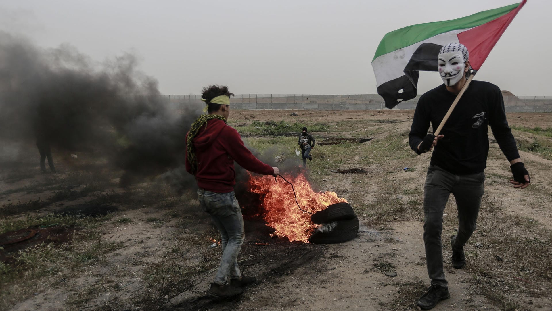 Palästnensische Demonstranten am Grenzzaun zu Israel: Nach israelischen Angaben beteligten sich etwa 40.000 Menschen an den Protesten.