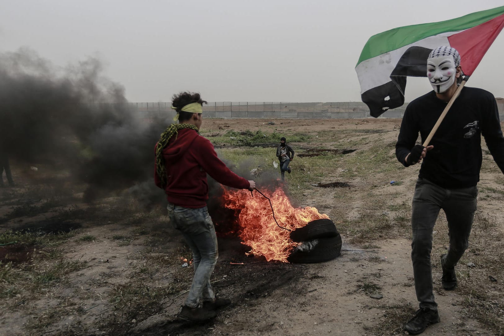 Palästnensische Demonstranten am Grenzzaun zu Israel: Nach israelischen Angaben beteligten sich etwa 40.000 Menschen an den Protesten.