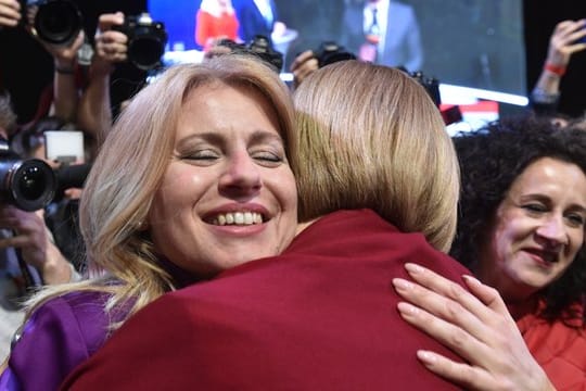 Die liberale Bürgeranwältin Zuzana Caputova (L) wird Präsidentin der Slowakei.