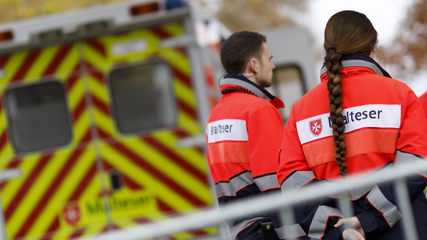 Ein betrunkener Gaffer hat in Mannheim einen Sanitäter bepöbelt und mit der Faust geschlagen. (Symbolbild)