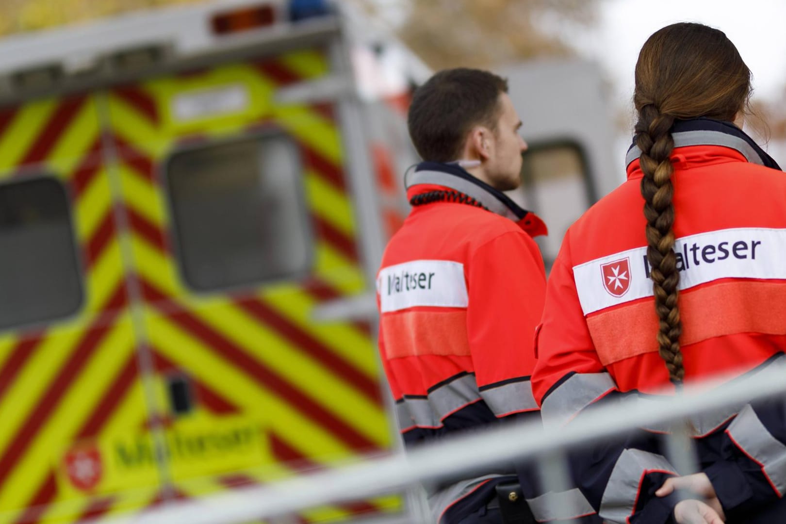 Ein betrunkener Gaffer hat in Mannheim einen Sanitäter bepöbelt und mit der Faust geschlagen. (Symbolbild)