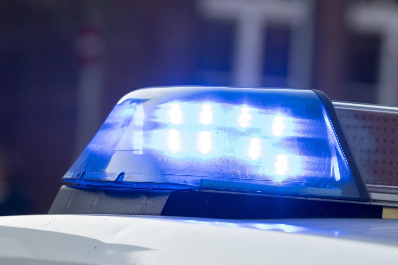 Zwei Bekannte einer jungen Frau haben in der Nacht zu Samstag in Oberhausen einen Polizeieinsatz ausgelöst. (Symbolbild)