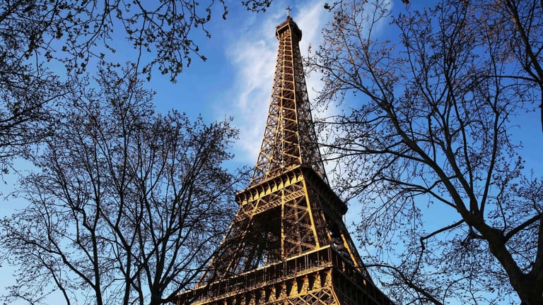 Der Eiffelturm vor blauem Himmel: Aus Anlass des 130-jährigen Bestehens des Eiffelturms finden zahlreiche Veranstaltungen statt.