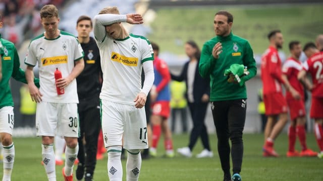 Die Gladbach-Profis schleichen nach der Derbypleite in Düsseldorf vom Platz. Die Gladbach-Profis schleichen nach der Derbypleite in Düsseldorf vom Platz.