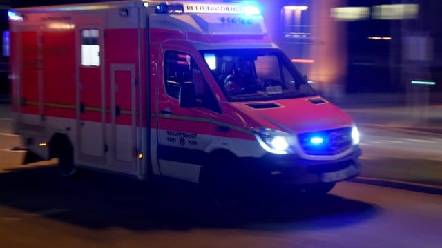 Ein Rettungswagen fährt mit Blaulicht zu einem Einsatz.