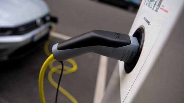 Ein Auto wird an einer Ladesäule für Elektrofahrzeuge geladen.