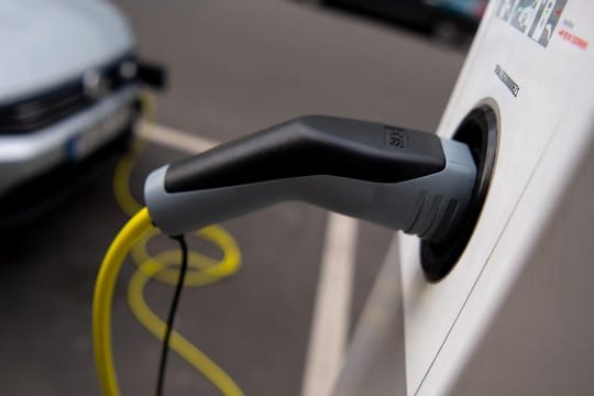 Ein Auto wird an einer Ladesäule für Elektrofahrzeuge geladen.