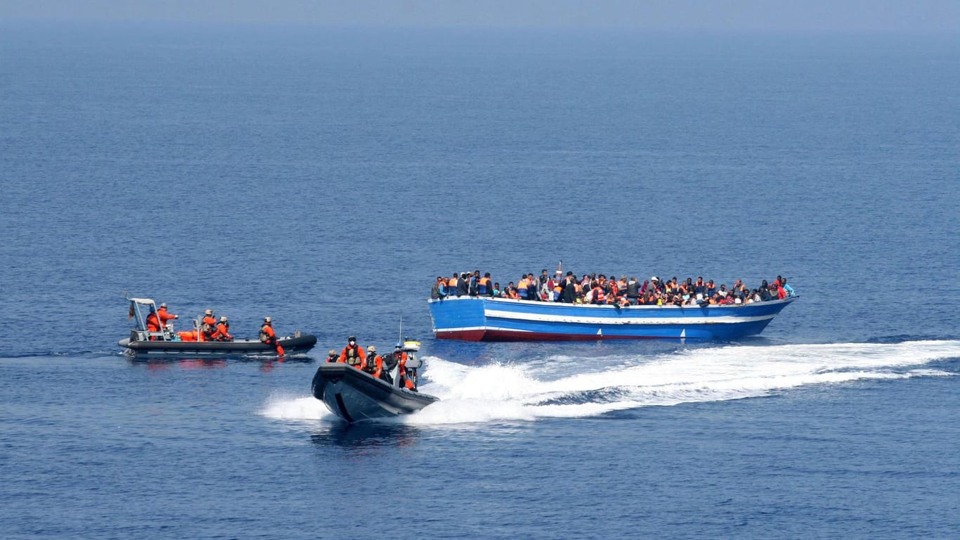 Die EU war nach Angaben der EU-Kommission seit 2015 mit Operationen im Mittelmeer an der Rettung von fast 730.000 Flüchtlingen beteiligt. (Archivbild)