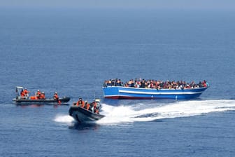 Die EU war nach Angaben der EU-Kommission seit 2015 mit Operationen im Mittelmeer an der Rettung von fast 730.000 Flüchtlingen beteiligt. (Archivbild)