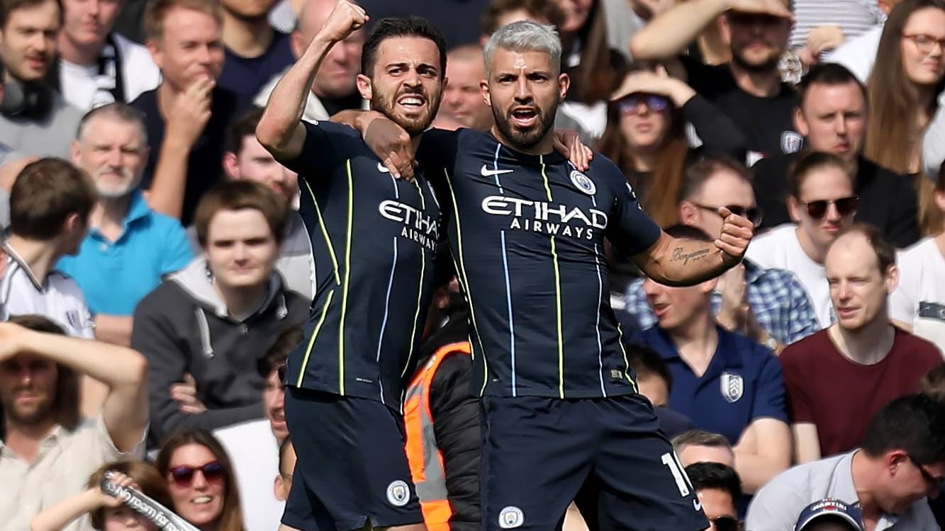 Die City-Stars Bernardo Silva (li.) und Kun Agüero jubeln. Die City-Stars Bernardo Silva (li.) und Kun Agüero jubeln.