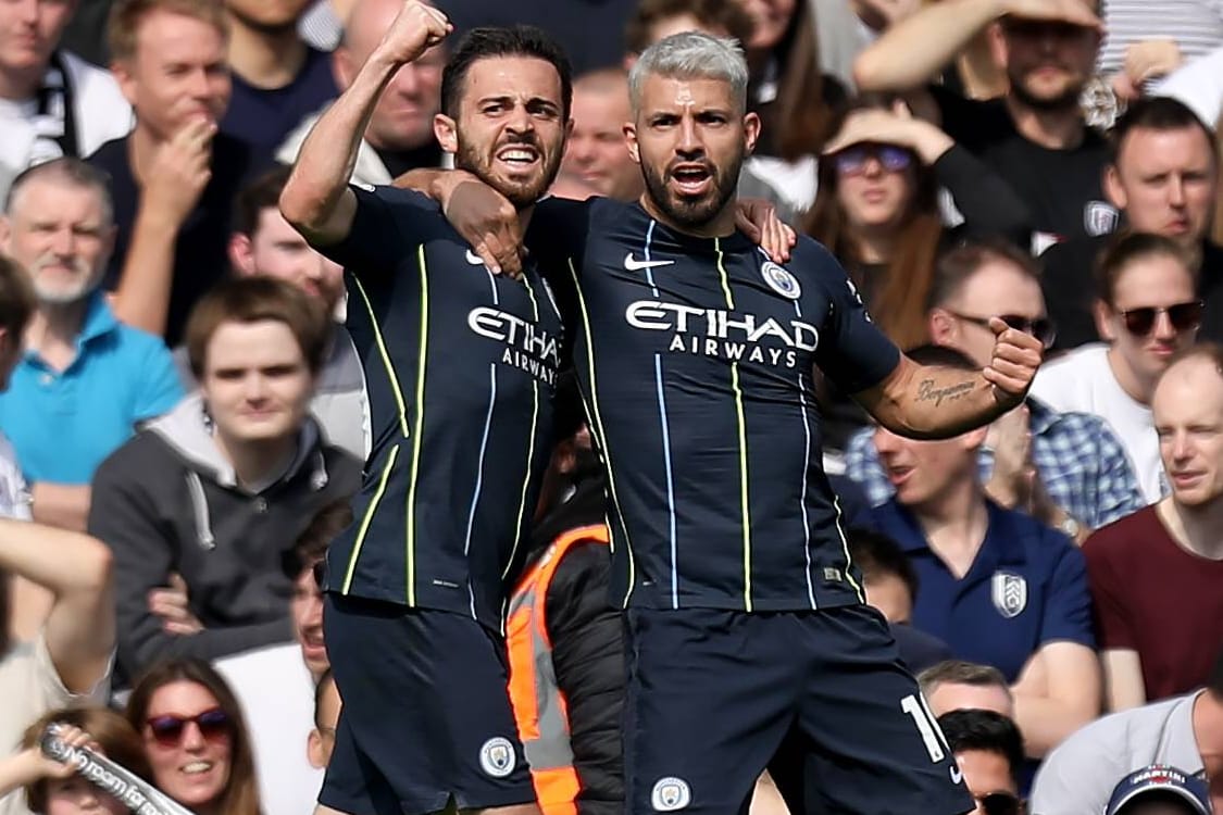Die City-Stars Bernardo Silva (li.) und Kun Agüero jubeln.
