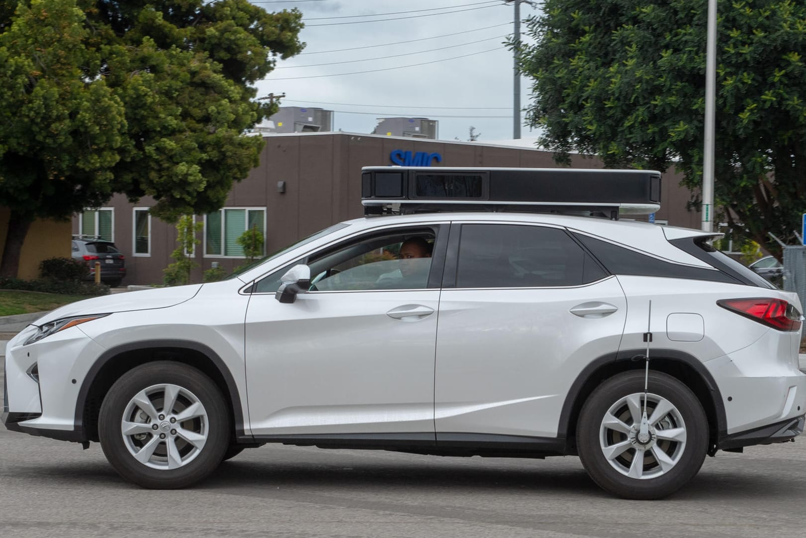 Ein von Apple zum Roboterauto umgebauter SUV ist auf einer Testfahrt unterwegs: Das Unternehmen hat einen ranghohen Spezialisten für elektrische Antriebe verpflichtet.