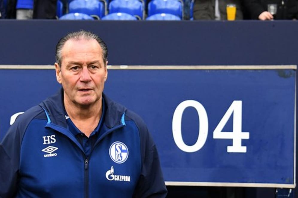Hat noch keine Unterschrift und einen Vertrag gesetzt: Schalkes Interims-Trainer Huub Stevens.