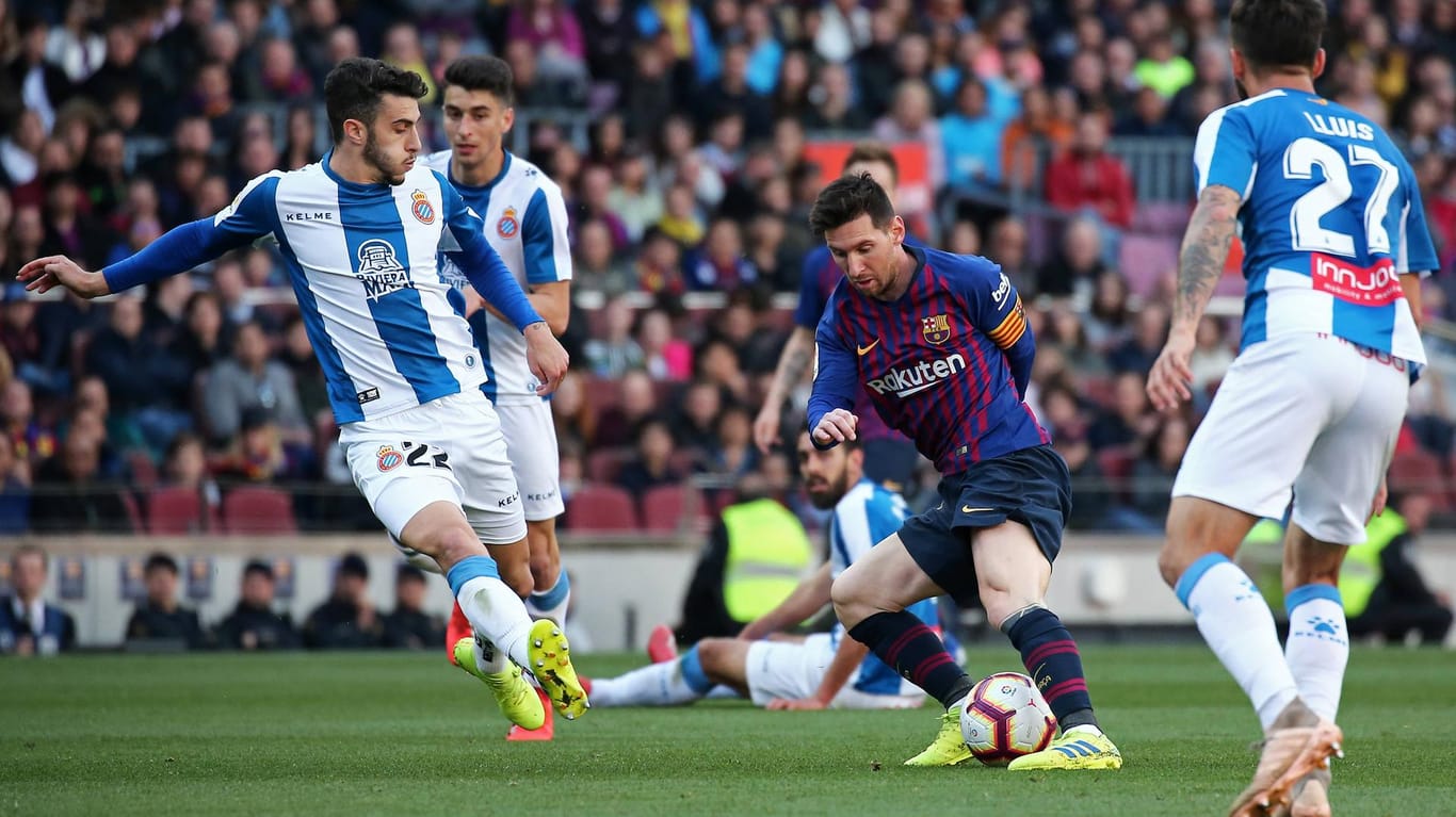 Trickreich und wendig: Lionel Messi (M.) stellte die Espanyol-Abwehr immer wieder vor unslösbare Aufgaben.
