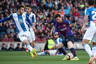 Trickreich und wendig: Lionel Messi (M.) stellte die Espanyol-Abwehr immer wieder vor unslösbare Aufgaben.