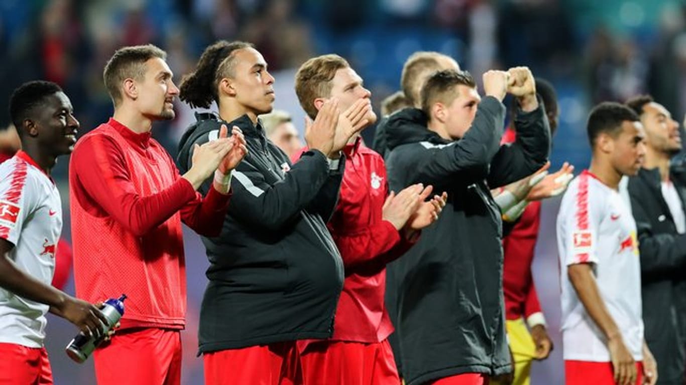 Die Leipziger Spieler lassen sich nach dem Spiel von ihren Fans feiern.