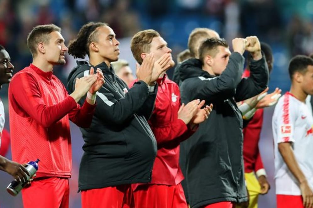 Die Leipziger Spieler lassen sich nach dem Spiel von ihren Fans feiern.