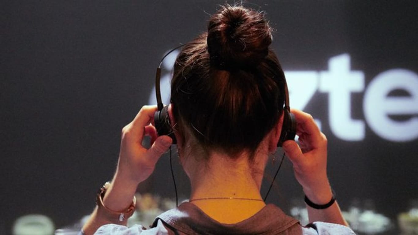 Mit Kopfhörern sollen sich die Theaterbesucher stärker eingebunden fühlen.
