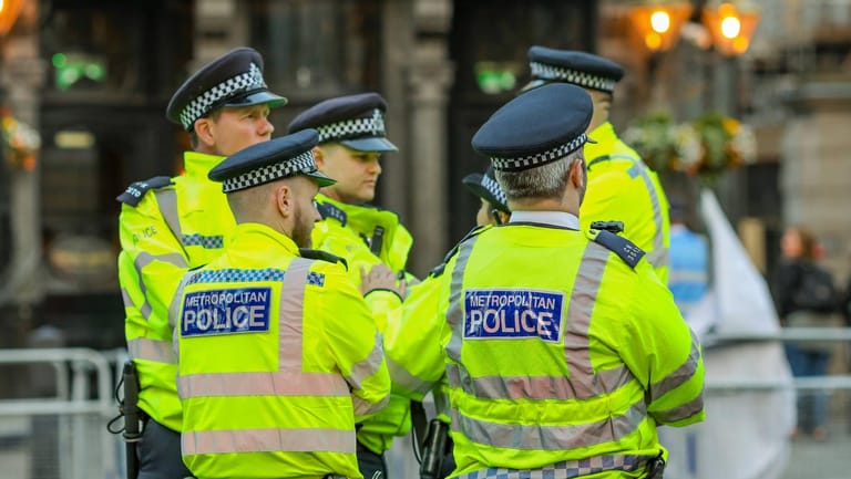 Polizisten in London: In der britischen Hauptstadt hat ein Messerangreifer vier Menschen verletzt.