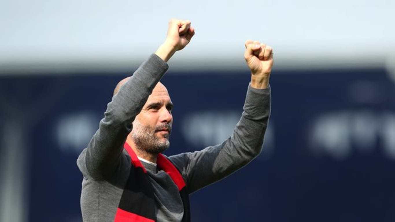 Manchester Citys Trainer Pep Guardiola jubelt über Sieg gegen Fulham.