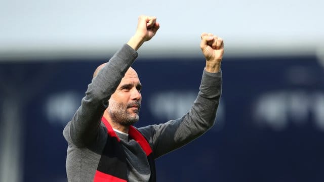 Manchester Citys Trainer Pep Guardiola jubelt über Sieg gegen Fulham. Manchester Citys Trainer Pep Guardiola jubelt über Sieg gegen Fulham.
