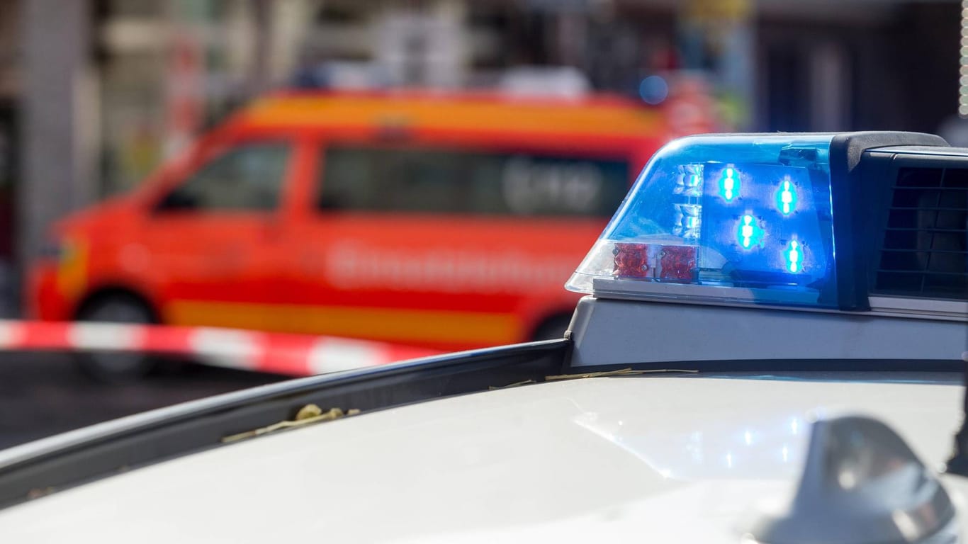 Einsatzfahrzeuge von Polizei und Feuerwehr (Symbolbild): In Bad Homburg ist ein Mann mit Schwefelsäure attackiert worden.