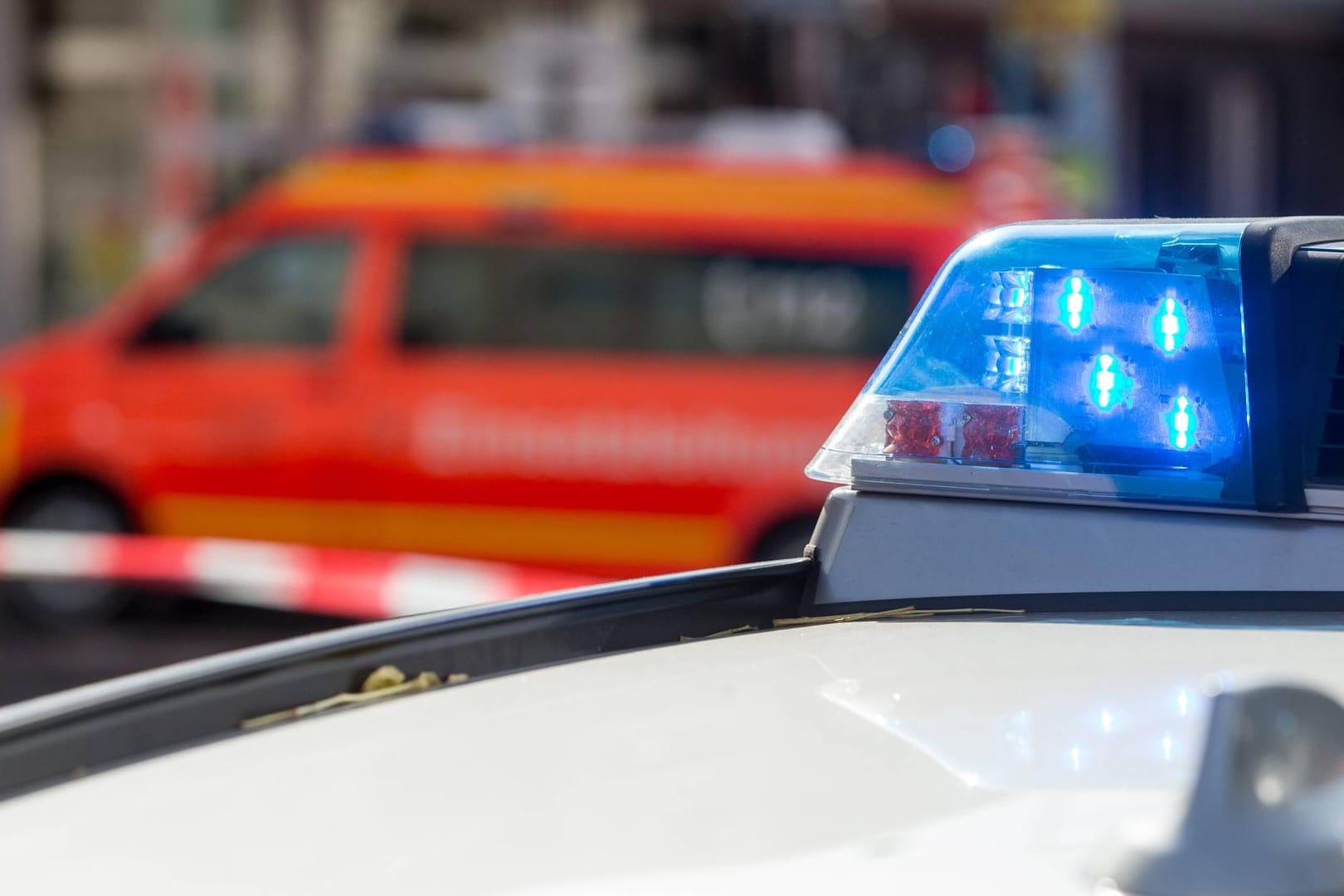 Einsatzfahrzeuge von Polizei und Feuerwehr (Symbolbild): In Bad Homburg ist ein Mann mit Schwefelsäure attackiert worden.