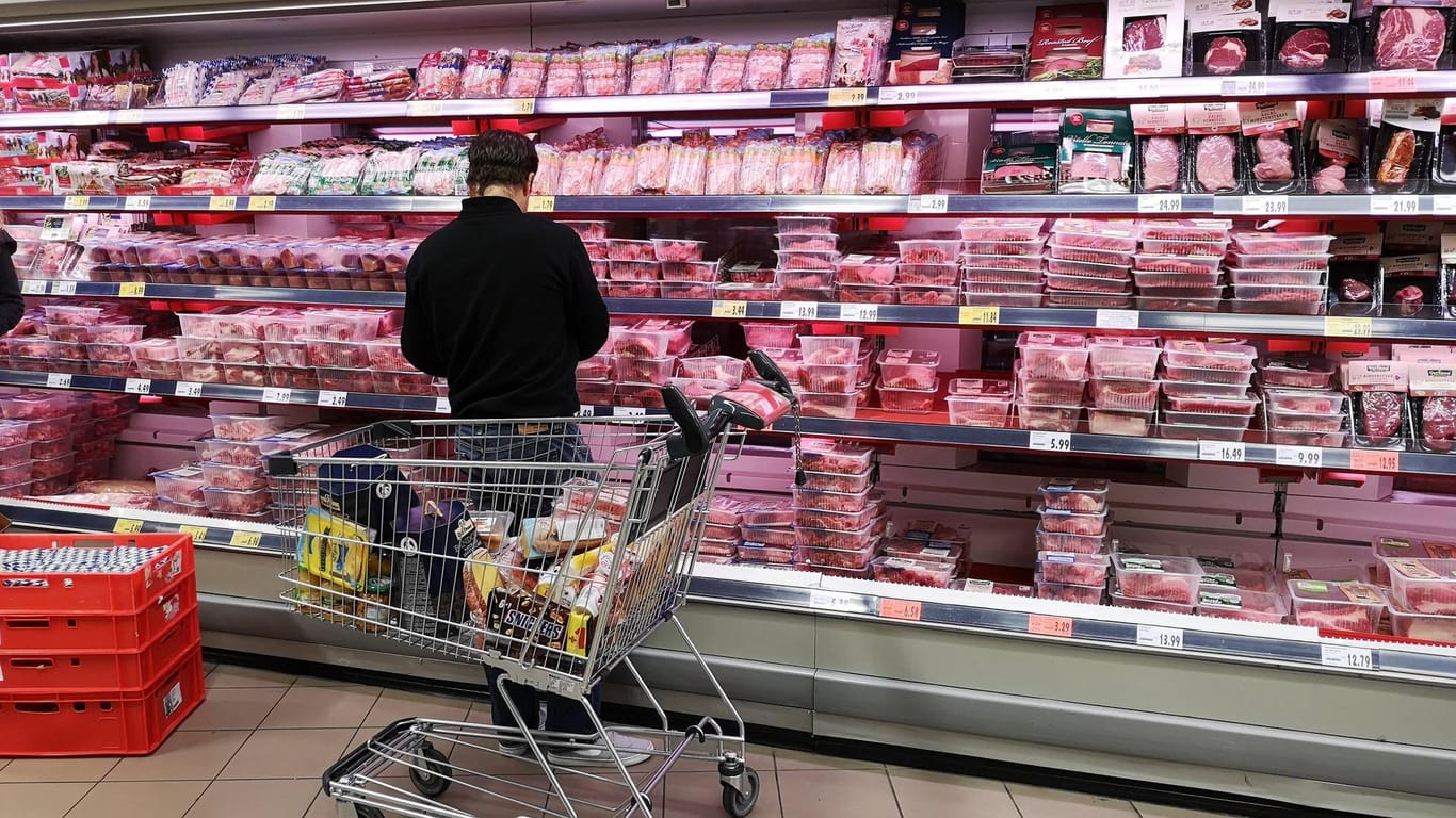 Fleischwaren in einem Discounter: Die großen Supermarktketten führen eine einheitliche Kennzeichnung auf Verpackungen für Rind- und Schweinefleisch sowie Geflügel ein.