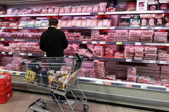 Fleischwaren in einem Discounter: Die großen Supermarktketten führen eine einheitliche Kennzeichnung auf Verpackungen für Rind- und Schweinefleisch sowie Geflügel ein.