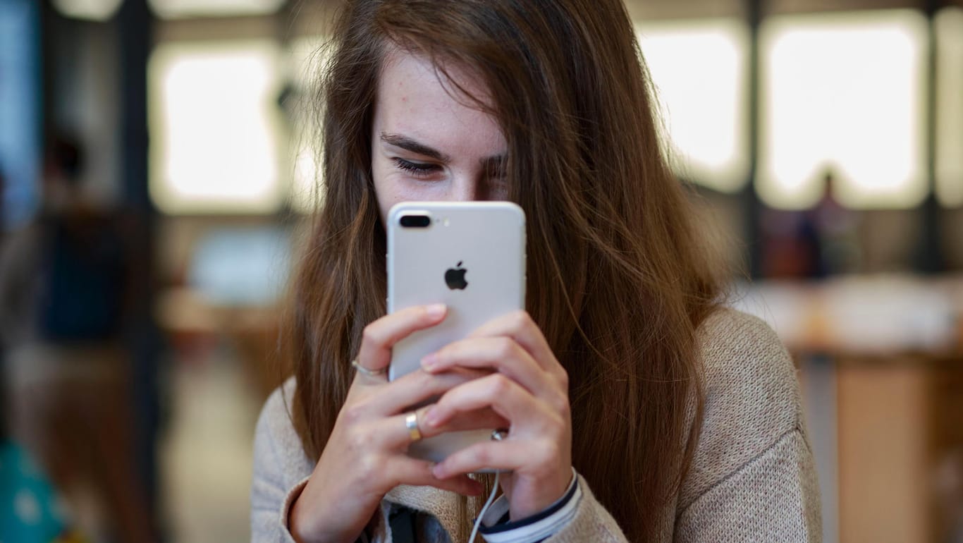 Frau mit iPhone 7: Kommt ein Recht auf Updates?