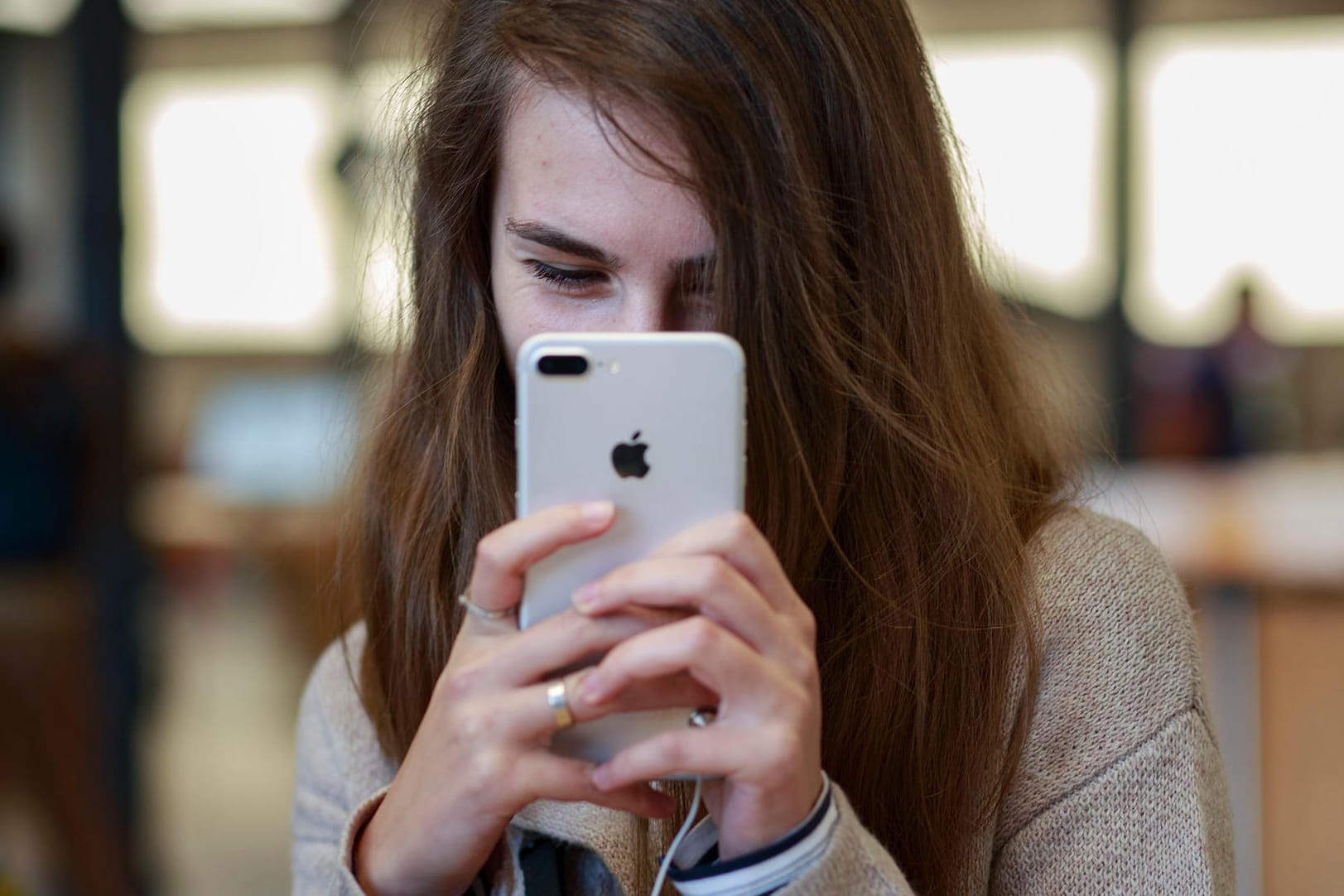 Frau mit iPhone 7: Kommt ein Recht auf Updates?